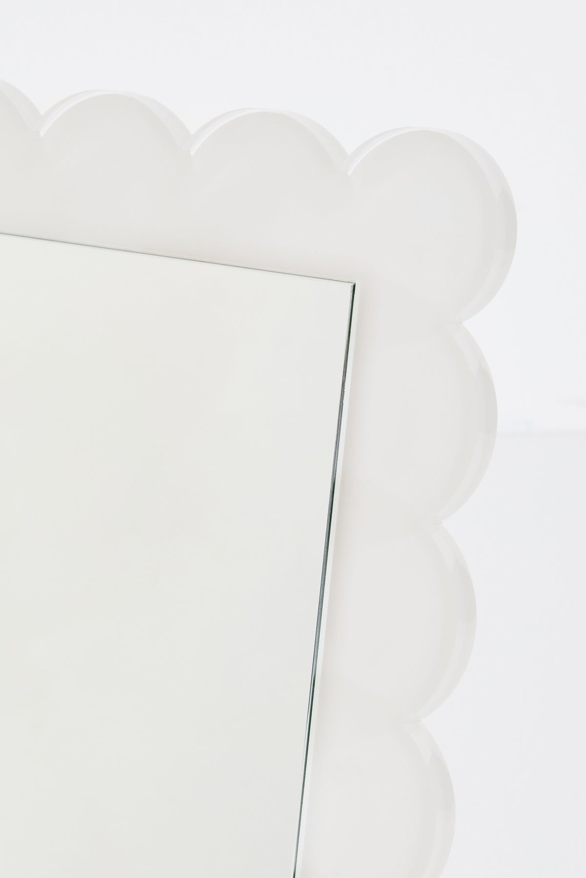 Brosa Scalloped Acrylic Rectangular Wall or Tabletop Mirror in White, product view 4