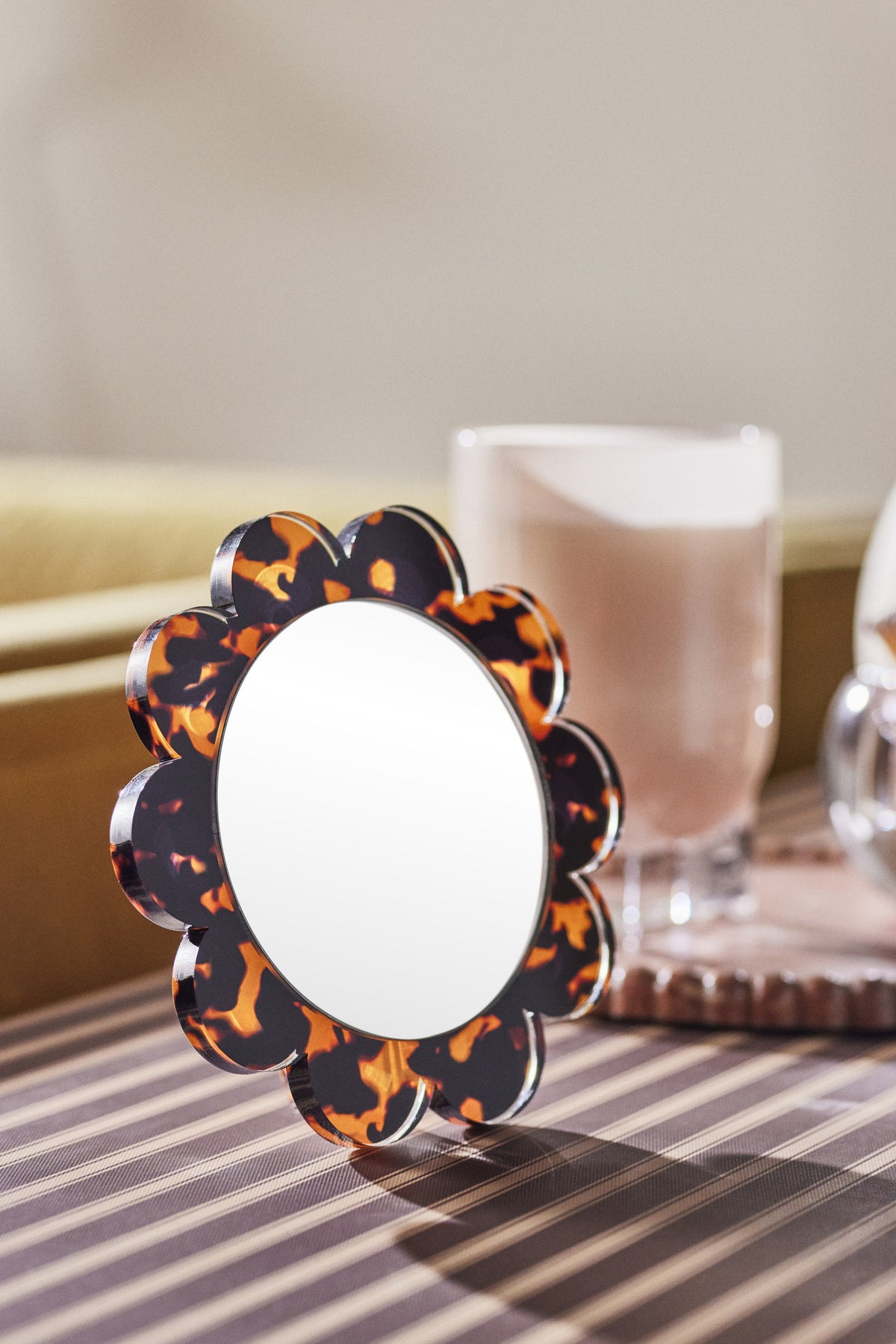 Brosa Scalloped Acrylic Round Tabletop Vanity Mirror in Tortoise, product view 4